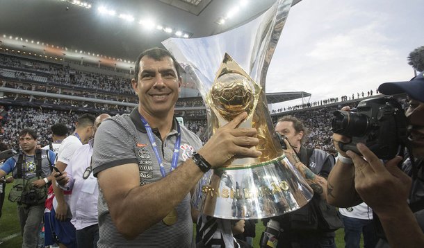 Diretoria do Corinthians anunciou na noite desta terça-feira o acerto do técnico Fábio Carille com o Al-Wehda, da Arábia Saudita; em nota divulgada à imprensa, a diretoria revelou que foi avisada às 20h10 de que o treinador aceitou a oferta do clube do Oriente Médio; auxiliar Osmar Loss assume a equipe já a partir desta quinta, contra o Millonarios, em Itaquera, pela Libertadores