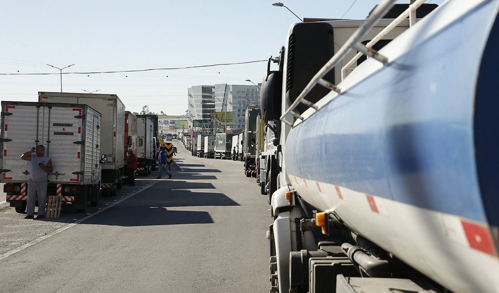 A Superintendência Municipal de Transporte e Trânsito (SMTT) decidiu reduzir a frota de ônibus em Maceió em 10% a partir desta quinta-feira (24); pedido para diminuição foi feito pelo Sindicato das Empresas do Transporte Urbano de Alagoas; medida foi adotada para garantir o funcionamento do transporte público, que pode ficar sem combustível durante a paralisação dos caminhoneiros