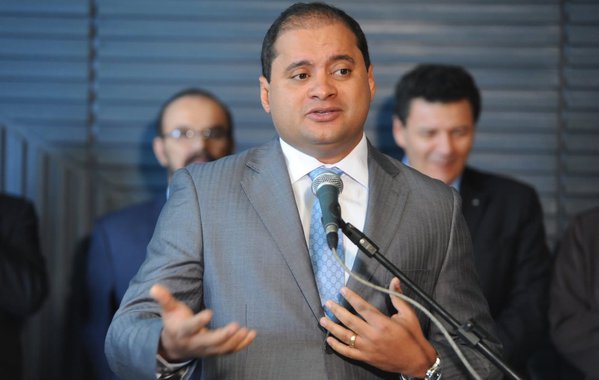 Como os principais cargos da majoritária de Flávio Dino (PCdoB) estão praticamente definidos, partidos da base do governador disputam as vagas de suplente de senador; as duas suplências de Weverton Rocha são as mais concorridas; interesse é estimulado pelo favoritismo de Dino e o fato de que desde a redemocratização todos os candidatos que venceram para governador no 1º turno garantiram as vagas de senador