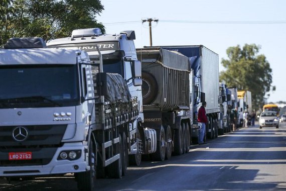 Em plena paralisação de 600 mil caminhoneiros pelo país, o presidente da Petrobras, Pedro Parente, tecnocrata filiado ao PSDB, autorizou mais um aumento do diesel, que já acumula 56% de alta nos últimos 10 meses; caminhoneiros encararam o aumento como desaforo e a paralisação tende a se fortalecer