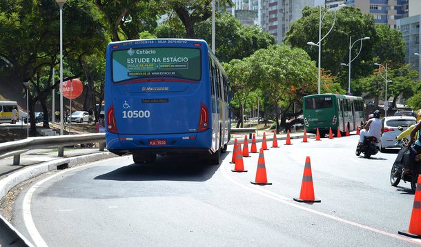 A frota de ônibus em circulação na capital baiana foi reduzida em 20% nesta sexta-feira (25) por causa da greve dos caminhoneiros; diminuição pode crescer de acordo com o desabastecimento dos veículos; plano de contingência do município prevê que apenas 50% da frota irá rodar pelas ruas de Salvador neste sábado (26) e “Se não normalizar vai parar tudo até terça-feira”, revela Fábio Mota, secretário de Mobilidade Urbana