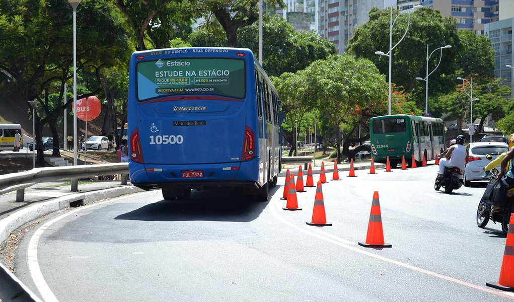 A frota de ônibus em circulação na capital baiana foi reduzida em 20% nesta sexta-feira (25) por causa da greve dos caminhoneiros; diminuição pode crescer de acordo com o desabastecimento dos veículos; plano de contingência do município prevê que apenas 50% da frota irá rodar pelas ruas de Salvador neste sábado (26) e “Se não normalizar vai parar tudo até terça-feira”, revela Fábio Mota, secretário de Mobilidade Urbana