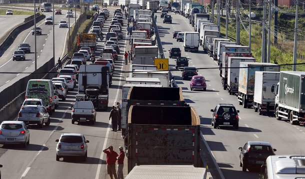 O terceiro dia de manifestações nas rodovias do Rio contra o preço do combustível prejudica a entrega de combustível nos postos e empresas de ônibus; empresários já anunciaram que devem reduzir a frota e empresas que não tinham estoque estão recorrendo ao abastecimento em postos de gasolina; prefeitura do Rio aconselha a população a recorrer ao transporte coletivo que não usa diesel, como o metrô, os trens e o VLT