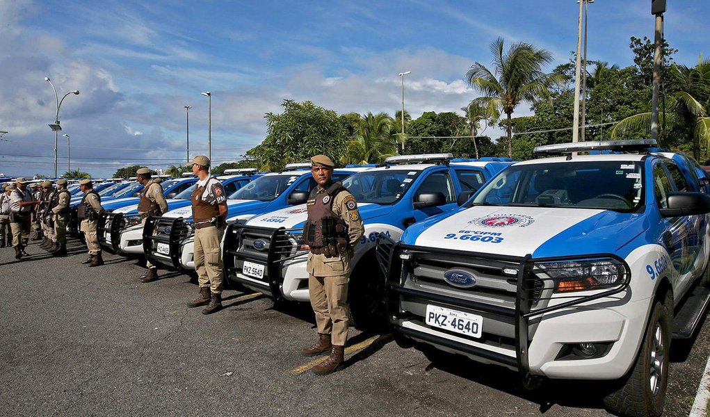 Foram gastos R$ 31 milhões na compra de 20 bases móveis, 62 monovolumes, 144 caminhonetes e 235 motocicletas; do total de veículos entregues, 130 ficarão em Salvador e 331 vão para o interior; “Chegarei ao final do mandato com 100% das viaturas das polícias renovadas. Outro fato que me dá alegria é que chegaremos ao final do ano com 6.800 policiais militares, civis e bombeiros contratados", disse o governador Rui Costa
