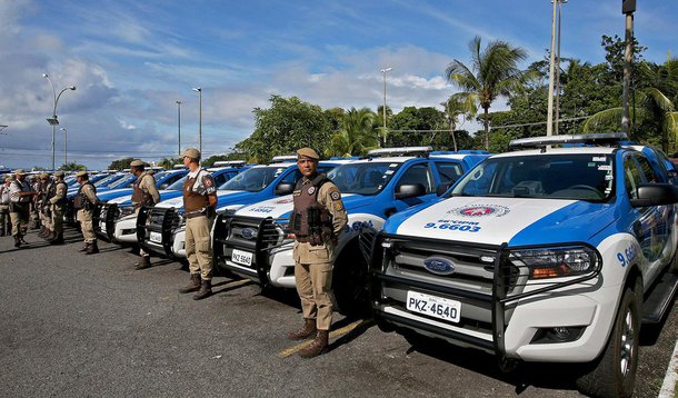 Foram gastos R$ 31 milhões na compra de 20 bases móveis, 62 monovolumes, 144 caminhonetes e 235 motocicletas; do total de veículos entregues, 130 ficarão em Salvador e 331 vão para o interior; “Chegarei ao final do mandato com 100% das viaturas das polícias renovadas. Outro fato que me dá alegria é que chegaremos ao final do ano com 6.800 policiais militares, civis e bombeiros contratados", disse o governador Rui Costa