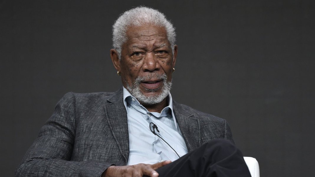 De 16 mulheres ouvidas pela rede de televisão CNN, oito acusaram o ator americano Morgan Freeman de assédio sexual; as demais relataram que o ator teve “comportamento inapropriado”; um dos casos mostrados envolve uma assistente de produção do filme "Despedida em grande estilo" (2017); ela disse à emissora que Freeman "ficou tentando levantar minha saia e perguntando se eu estava usando calcinha"