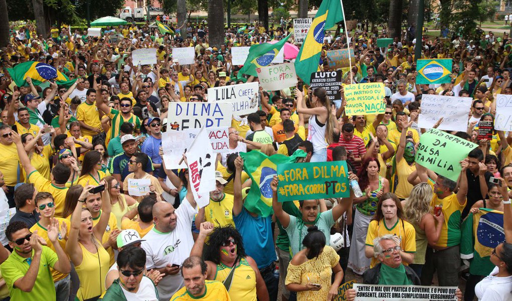 Fotos Publicas .Credito Marcelo Sant Anna/15/03/2015.Cidade Belo Horizonte - Local: Praça da Liberdade, manifestação ato contra governo Dilma e corrupção na Petrobras.