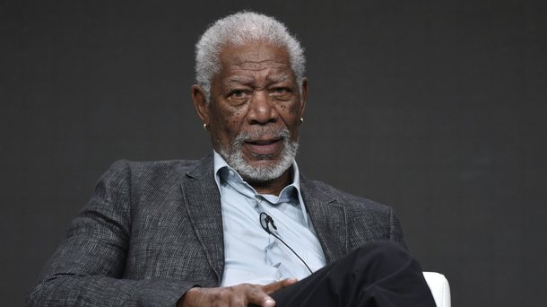 De 16 mulheres ouvidas pela rede de televisão CNN, oito acusaram o ator americano Morgan Freeman de assédio sexual; as demais relataram que o ator teve “comportamento inapropriado”; um dos casos mostrados envolve uma assistente de produção do filme "Despedida em grande estilo" (2017); ela disse à emissora que Freeman "ficou tentando levantar minha saia e perguntando se eu estava usando calcinha"