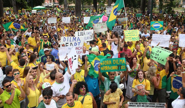 Fotos Publicas .Credito Marcelo Sant Anna/15/03/2015.Cidade Belo Horizonte - Local: Praça da Liberdade, manifestação ato contra governo Dilma e corrupção na Petrobras.