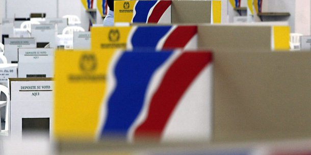 A jornada eleitoral na Colômbia foi tranquila. Os resultados mostram que no segundo turno se enfrentarão dois candidatos com visões opostas sobre os acordos de paz. A abstenção foi de 47%