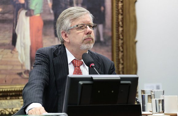 "Foram 'doadas' 3 áreas preciosas do pré-sal a multinacionais por 3,15 bilhões e pagaremos 10 bilhões pelo subsídio ao diesel. Parece piada, mas não é. Toda essa entrega está condenando gerações futuras. A Netflix podia fazer uma série 'The Walking Duck Dead'", disse o deputado federal Marco Maia (PT-RS); a expressão em inglês significa "O pato andando morto"
