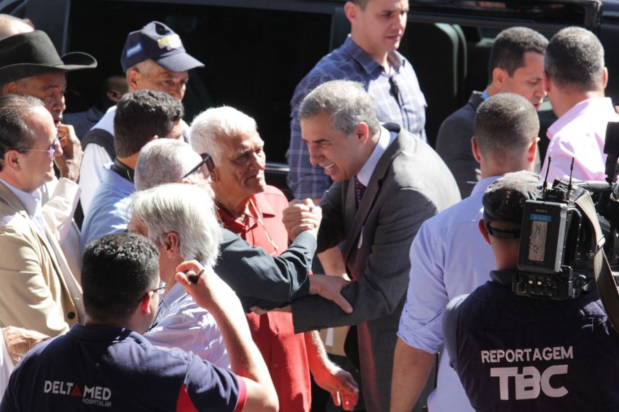 O governador José Eliton recebeu na quinta-feira (24) o título de Cidadão Montebelense, honraria que lhe foi entregue durante sessão solene realizada na Câmara Municipal de São Luís de Montes Belos; a agenda de Eliton em São Luís de Montes Belos foi extensa; e teve também vistoria das obras de construção da Unidade Estadual de Saúde Especializada (USE), centro de diagnóstico de média e alta complexidade e orientação terapêutica, que reunirá 21 especialidades médicas para atendimento aos pacientes encaminhados pela rede básica de saúde; no total, o Estado investe R$ 17 milhões na obra