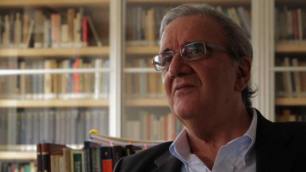 "O Banco Central, contrariando a opinião quase unânime do mercado, manteve a taxa Selic em 6,5% ao ano na quarta-feira 16", escreve Luiz Gonzaga Belluzzo na Carta Capital; "Os prejuízos pipocaram. Assim faleceu aos 19 anos de idade o programa brasileiro de metas de inflação. Gêmeo de outros espalhados ao redor do planeta, sucumbiu após uma infância difícil, maltratado pelos pais desde pequeno. O menor golpe de vento já o deixava enfermo e, ainda assim, insistiram em deixar janelas e portas abertas expondo o desafortunado às intempéries do ambiente externo", completa