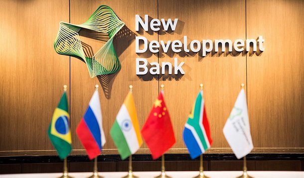 O Novo Banco de Desenvolvimento (NBD), instituição criada pelos países membros do Brics (que reúne o Brasil, a Rússia, Índia, China e África do Sul), abrirá seu escritório regional das Américas no Brasil neste ano; o NDB  tem como objetivo financiar projetos de infraestrutura e desenvolvimento sustentado em países do grupo e outras economias emergentes e países em desenvolvimento