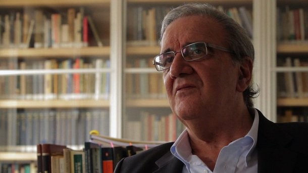 "O Banco Central, contrariando a opinião quase unânime do mercado, manteve a taxa Selic em 6,5% ao ano na quarta-feira 16", escreve Luiz Gonzaga Belluzzo na Carta Capital; "Os prejuízos pipocaram. Assim faleceu aos 19 anos de idade o programa brasileiro de metas de inflação. Gêmeo de outros espalhados ao redor do planeta, sucumbiu após uma infância difícil, maltratado pelos pais desde pequeno. O menor golpe de vento já o deixava enfermo e, ainda assim, insistiram em deixar janelas e portas abertas expondo o desafortunado às intempéries do ambiente externo", completa