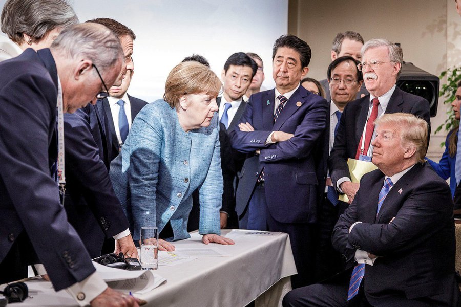 A decisão do presidente dos Estados Unidos, Donald Trump, de retirar o apoio americano ao comunicado final da cúpula do G7 por meio uma mensagem no Twitter, provocou reações Alemanha e da França neste domingo (10), e minou o que já parecia ser um frágil consenso sobre a disputa comercial entre os Estados Unidos e seus principais aliados