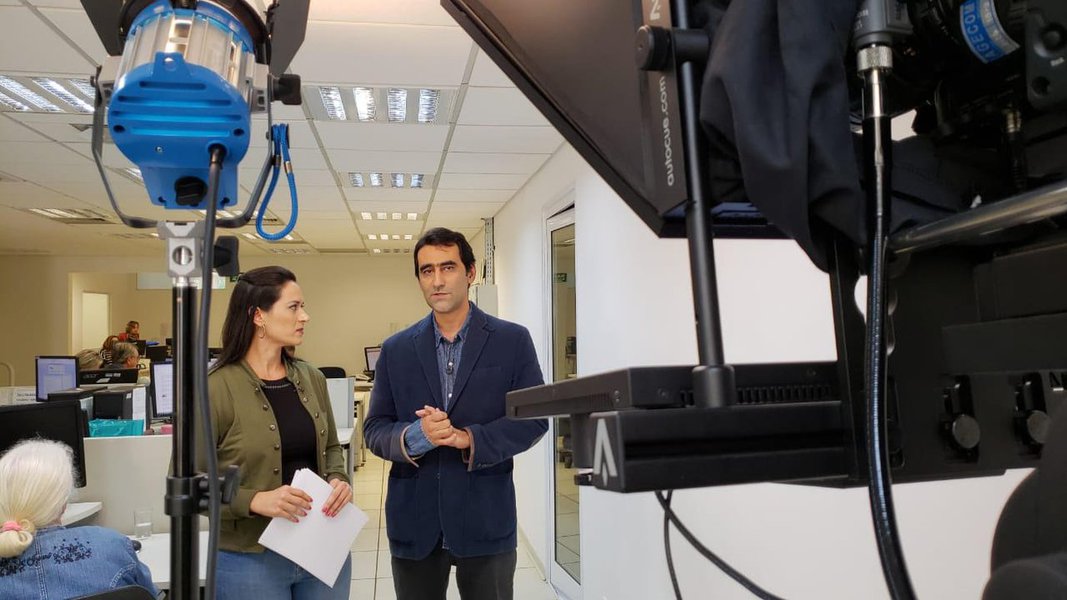 Na manhã desta terça-feira (22), o diretor presidente do jornal A Redação, João Unes, participou do boletim de Hora em Hora da nova TV Brasil Central; em entrevista, ele contou um pouco sobre o prêmio Mais Influentes na Internet em Goiás, que o jornal recebeu pela sexta vez; “O prêmio é reflexo do trabalho incansável, que acontece 24 horas, da nossa equipe de jornalistas”, afirmou João Unes ao falar da premiação, que reconhece o trabalho dos veículos de comunicação em Goiás. O diretor presidente ainda destacou que o jornal A Redação é um parceiro de longa data da TBC e que é muito bem ver as mudanças estruturais e editoriais