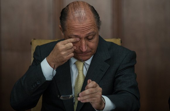 "A Folha escreve o epitáfio de Geraldo Alckmin neste domingo (10), após constatar que o tucano tem o menor índice que um candidato do PSDB já teve em quase 30 anos; Alckmin aparece com apenas 7%", aponta o jornalista Esmael Morais; apoiador do golpe parlamentar que derrubou uma presidente honesta e pôs em seu lugar um sindicato de corruptos, Geraldo Alckmin nem de longe lembra o Alckmin de 2006, quando tinha 29% de intenções no mesmo período, mas acabou derrotado por Lula, que novamente lidera as intenções de voto