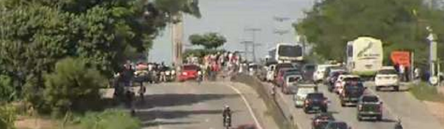 Nas imediações do Km 20 da BR-116, no sentido interior/capital, micro-ônibus e vans ocupam uma das faixas dificultando o trânsito na rodovia. Os topiqueiros se associam aos caminhoneiros contra o preço dos combustíveis