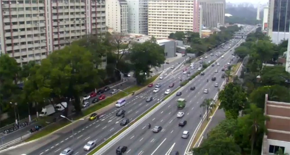 Capital paulista amanheceu com trânsito abaixo da média; segundo a CET, foram registrados 28 quilômetros (Km) de congestionamento às 7h30, quando a média para dias úteis nesse horário varia de 31 a 51 Km; com a greve dos caminhoneiros, muitos postos de combustíveis estão fechados e os motoristas encontram dificuldades para abastecer; frota de ônibus também foi reduzida para 59% devido a falta de combustível
