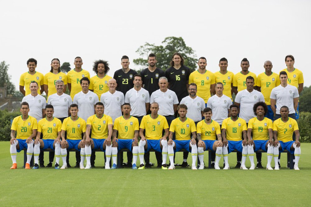 A Confederação Brasileira de Futebol divulgou nesta sexta-feira (8) a foto oficial da seleção brasileira, juntamente com a equipe técnica, para a copa do Mundo Rússia 2018; na foto oficial, a equipe técnica, comandada pelo treinador Tite, usa camiseta branca