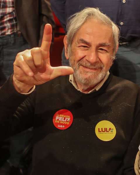 Reconhecido como um dos maiores escritores do país, Raduan Nassar, autor dos clássicos ˜Um Copo de Cólera˜ e "Lavoura Arcaica˜, marcou presença no lançamento da candidatura do ex-presidente Luis Inácio Lula da Silva em Contagem-MG; sempre presente nos atos pela democracia realizados pelo campo democrático antes da prisão do líder nas pesquisas para a presidência, Raduan, como de costume, não falou, mas sua imagem continua sendo uma das mais fortes no presente momento histórico que se organiza em torno da redemocratização do país