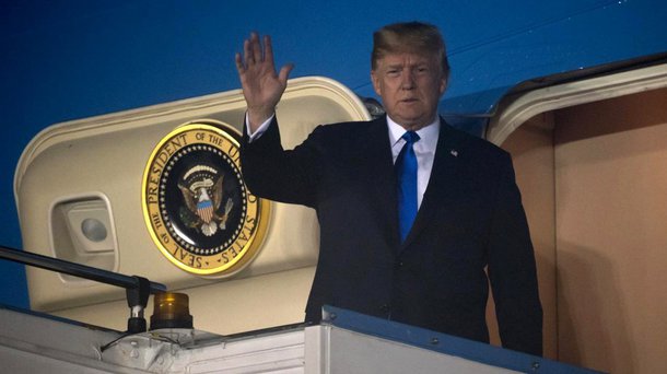 residente dos Estados Unidos, Donald Trump, chegou a Cingapura neste domingo antes de uma cúpula histórica com o líder norte-coreano Kim Jong Un sobre o futuro do arsenal nuclear de Pyongyang; os dois devem se reunir na terça-feira na ilha turística de Sentosa