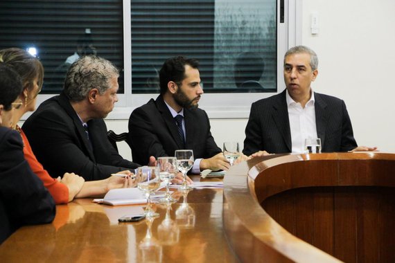 O governador José Eliton se reuniu nesta manhã de terça-feira com deputado estadual Simeyzon Silveira, presidente da Comissão de Minas e Energia da Assembleia Legislativa, e representantes da cadeia produtiva de energia solar do Estado, com objetivo de estabelecer diretrizes de trabalho e implementar propostas que facilitem mais investimentos em energia limpa em Goiás e para que mais empresas do ramo se instalem em território goiano; “Éramos o oitavo e hoje nós somos o sexto estado com energia fotovoltaica, energia limpa. E nossa meta é chegar até o final do ano entre os três maiores estados em produção de energia limpa”, disse o deputado estadual Simeyzon Silveira