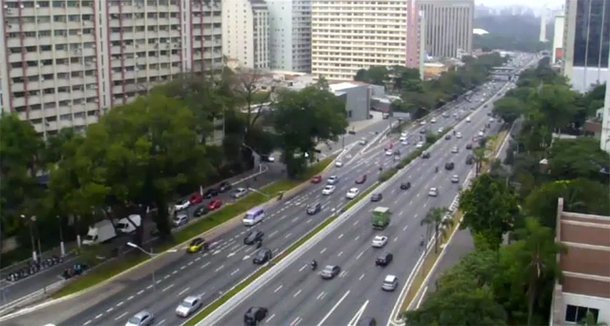 Capital paulista amanheceu com trânsito abaixo da média; segundo a CET, foram registrados 28 quilômetros (Km) de congestionamento às 7h30, quando a média para dias úteis nesse horário varia de 31 a 51 Km; com a greve dos caminhoneiros, muitos postos de combustíveis estão fechados e os motoristas encontram dificuldades para abastecer; frota de ônibus também foi reduzida para 59% devido a falta de combustível