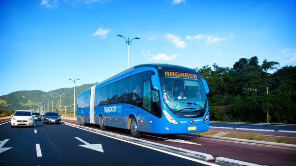 Apesar de ter sido reabastecido no final da tarde de sábado (26), o BRT opera com 56 ônibus, 20% da frota; sem diesel, só 13% dos ônibus estão circulando; as barcas também interromperam algumas linhas; PRF revela que o Estado do Rio ainda tem 24 pontos de bloqueio nas estradas