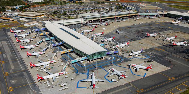 O aeroporto internacional Juscelino Kubitschek só está recebendo pousos de aeronaves que tenham capacidade de decolar sem necessidade de reabastecimento; informação foi dada nesta quinta-feira, 24, pela Inframérica, concessionária que administra o aeroporto de Brasília, por causa da greve dos caminhoneiros; Brasília é o terceiro terminal mais movimentado do Brasil e, por sua posição central, é o maior centro de conexões do país