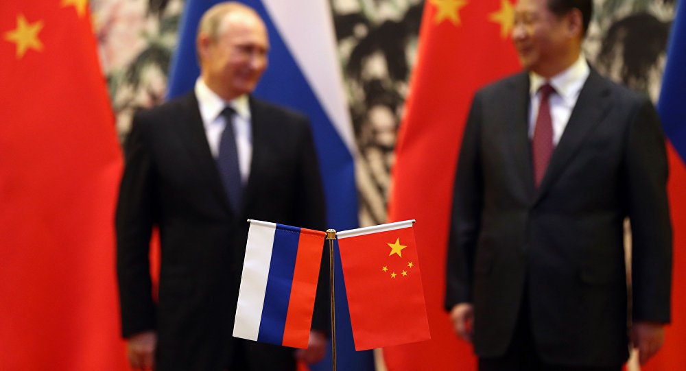 O presidente russo Vladimir Putin e seu homólogo chinês, Xi Jinping deram luz verde a um maior "crescimento da cooperação russo-chinesa no setor financeiro, aumento na participação das moedas nacionais nos pagamentos comerciais, investimentos e financiamento"; além disso, os países concordaram também em "expandir a colaboração em tais áreas como os sistemas de pagamento e seguros"