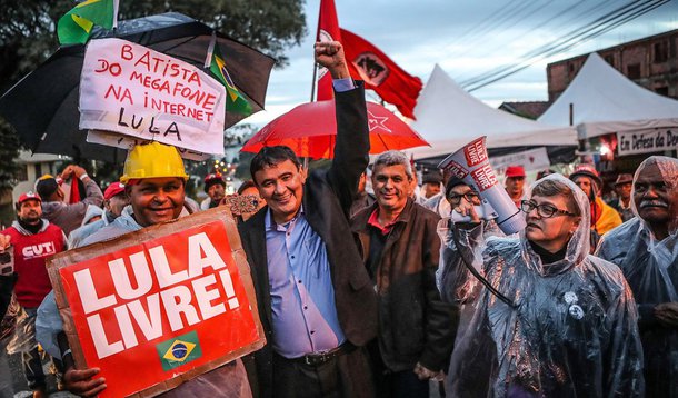 Após visitar Lula em Curitiba, o governador Wellington Dias disse que o ex-presidente fica emocionado quando fala do desmontes dos programas sociais, do preço do gás, do combustível, que coloca os mais pobres em dificuldades; apesar disso, “a gente sai de lá confortado porque ele é uma pessoa que a gente chega com a intenção de dar força e é ele que dá força pra gente”, afirmou o governador