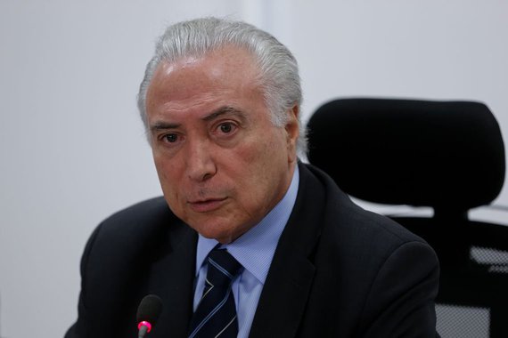 Temer está madurinho para cair. Basta o povo brasileiro balançar o galho. Não faltam caminhões para transportar para bem longe, a carga pesada que ele e sua quadrilha estão colocando sobre os nossos ombros