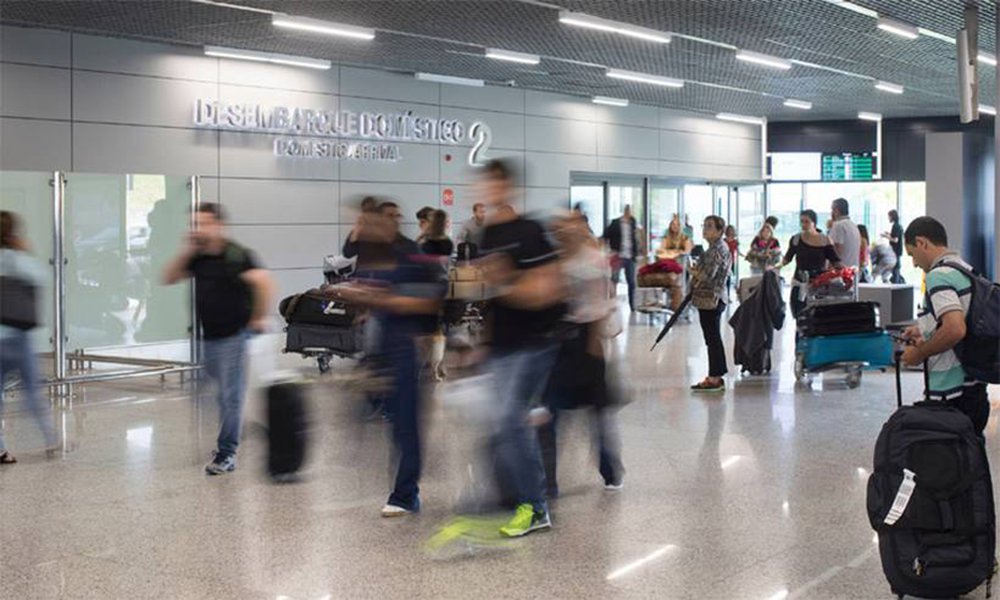 De acordo com a empresa responsável pelo terminal do Aeroporto Internacional Tancredo Neves, em Confins, na Região Metropolitana de Belo Horizonte, 11 decolagens foram canceladas entre 7h45 e 22h15 de hoje e 11 pousos de diferentes origens também foram cancelados; nível dos estoques de combustível continua restrito por causa da greve dos caminhoneiros