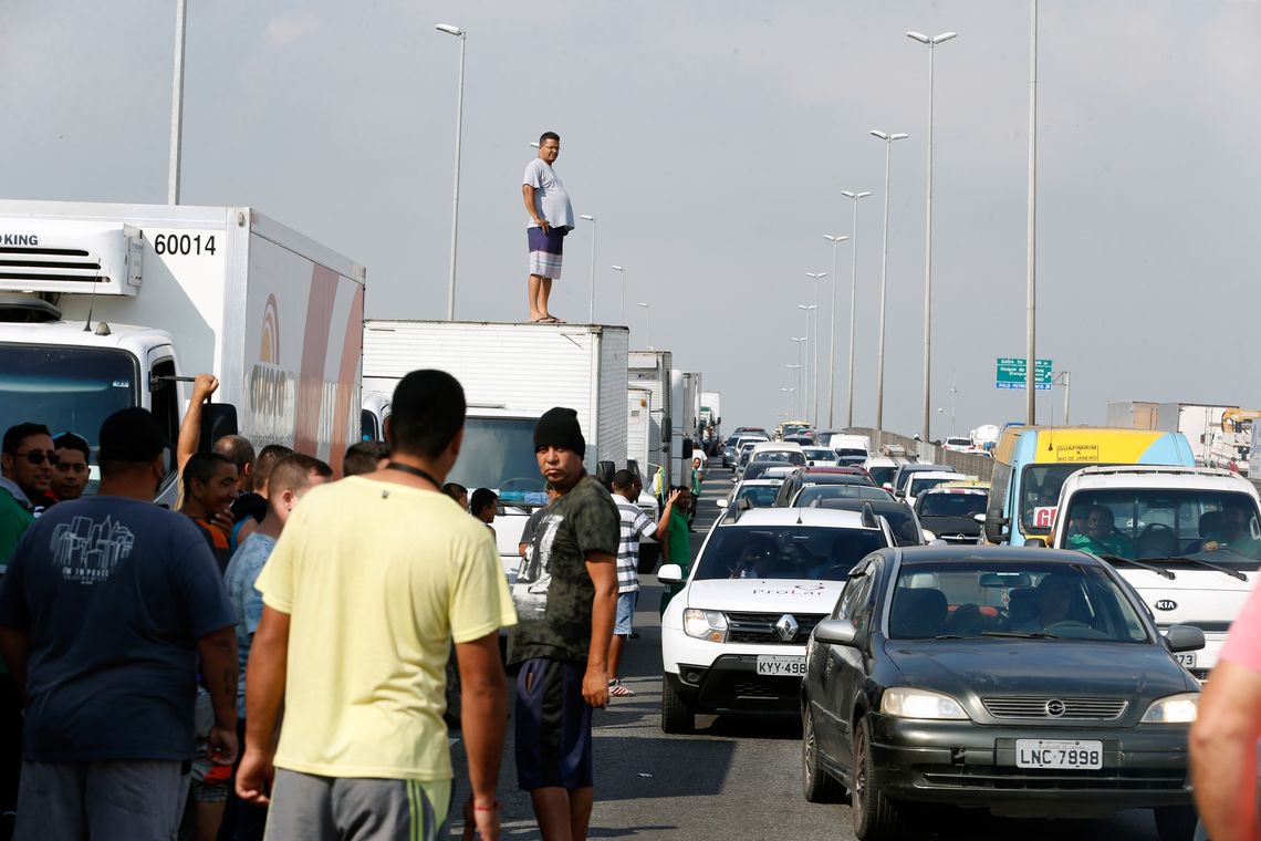 m atendimento à determinação de Michel Temer, militares das Forças Armadas já estão na refinaria Duque de Caxias (Reduc), na Baixada Fluminense, onde alguns caminhoneiros protestam nesta sexta-feira; dentro da refinaria, já há quatro caminhões tanque posicionados no pátio; na via, os manifestantes estão parando alguns caminhões que cruzam a estrada com algum tipo de carga