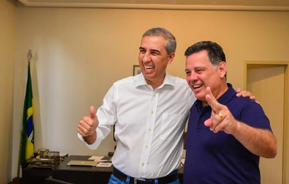 O ex-governador Marconi Perillo se reuniu, nesta quarta-feira (6), com o governador José Eliton, retomando sua agenda de compromissos no Estado; Marconi, que deixou o governo de Goiás em abril, tirou alguns dias de folga ao lado da família, mas garantiu ao governador que não deixou de acompanhar a agenda no Estado; na ocasião, o ex-governador avaliou a gestão de Eliton. "Ele tem demonstrado uma habilidade incrível, uma capacidade de trabalho também invejável, e tem mantido todo o trabalho e ações do governo rigorosamente em dia. Sintonizado com a sociedade, conversando com todo mundo”
