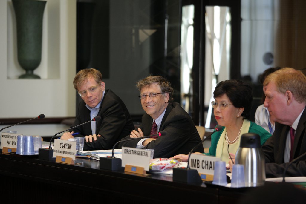 A OMS completa 70 anos dependendo mais de doações voluntárias do que das contribuições obrigatórias dos países-membros. A fundação de Bill Gates arca sozinha com 13% do orçamento total — e essa filantropia não vem de graça. É o que revela artigo de Outra Saúde, do Portal Outras Palavras. Só cerca de 20% do orçamento da OMS vem das contribuições obrigatórias — os outros  80% vêm de doações extras feitas tanto por atores não estatais como por países que contribuem além de sua cota mínima.