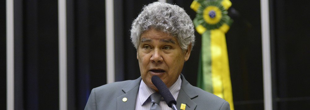 O deputado federal Chico Alencar (Psol-RJ) criticou a soltura do ex-diretor da Dersa (Desenvolvimento Rodoviário S/A) Paulo Vieira de Souza, conhecido como Paulo Preto, operador do PSDB, por determinação do ministro do STF Gilmar Mendes; "Tucano é mesmo 'ave' preservada: quando o principal operador financeiro do PSDB, Paulo Preto, dava sinais de que ia abrir o bico sobre tenebrosas transações, Gilmar 'sempre ele' Mendes lhe concede habeas corpus. Justiça tem simpatias, dois pesos e diferentes medidas"