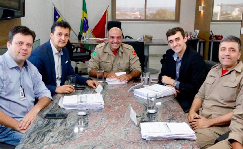 O diretor-geral da Assembleia Legislativa, Renato Meneses, representando o presidente da Casa, José Vitti, reuniu-se na quarta-feira com o comandante geral do Corpo de Bombeiros, coronel Márcio André de Morais, para tratar detalhes dos projetos da obra de construção da nova sede da Alego; obras devem ser retomadas no segundo semestre, como anunciou Vitti; de acordo com Renato Meneses, a corporação militar está prestado apoio técnico necessário à aprovação dos projetos referentes à construção da nova sede do Legislativo goiano no Park Lozandes, na regista Leste de Goiânia