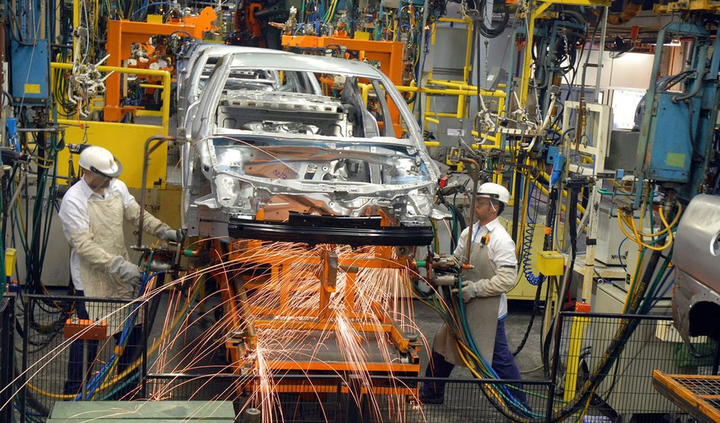 O PIB brasileiro teve crescimento de 0,9% no primeiro trimestre deste ano, na comparação com o mesmo período do ano passado, segundo dados do Monitor do PIB, divulgado pela Fundação Getulio Vargas (FGV);  crescimento foi o menor desde o segundo trimestre de 2017 (0,4%), já que no terceiro trimestre daquele ano a alta chegou a 1,4% e, no último trimestre, a 2,1%; PIB do primeiro trimestre também registrou crescimento de 0,3% em relação ao trimestre imediatamente anterior; em 12 meses, o PIB acumula taxa de crescimento de 1,2%