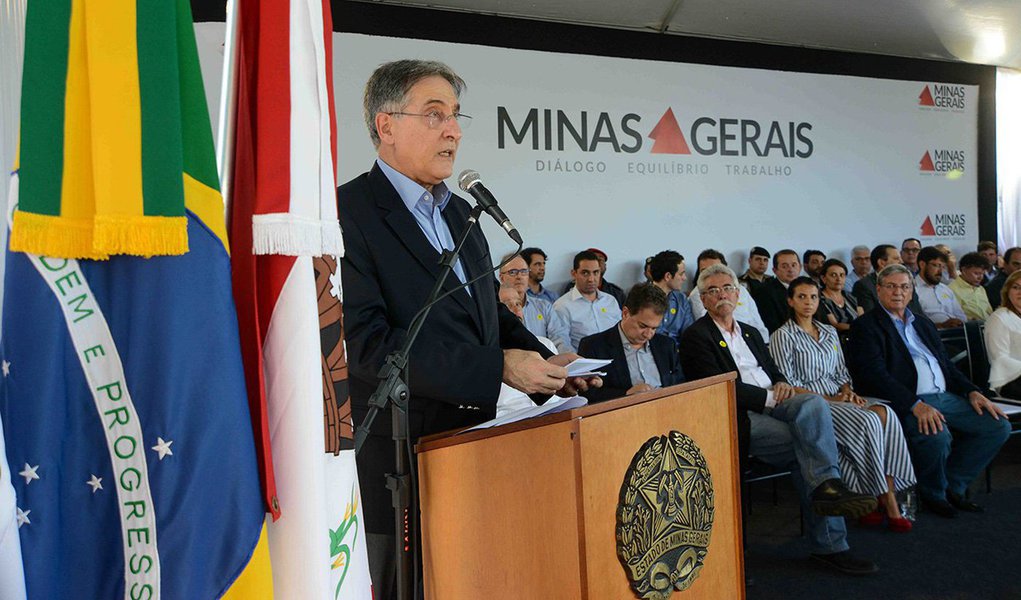 O governador Fernando Pimentel inaugurou em Pirajuba trecho da rodovia LMG-733 que liga os municípios de Pirajuba a Frutal; ao todo, foram investidos R$ 8,3 milhões para recuperação, melhoramento e pavimentação de 6,1 quilômetros da estrada; no seu discurso, Pimentel destacou a importância da obra e a eficácia do modelo de gestão dos Fóruns Regionais de Governo, que priorizaram a execução da demanda na região