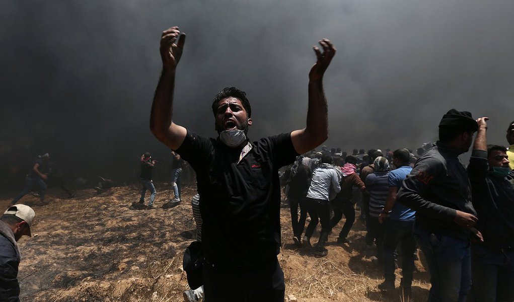 Manifestantes palestino durante protesto na fronteira de Israel com a Faixa de Gaza 14/05/2018 REUTERS/Ibraheem Abu Mustafa - RC15F6B2EBB0