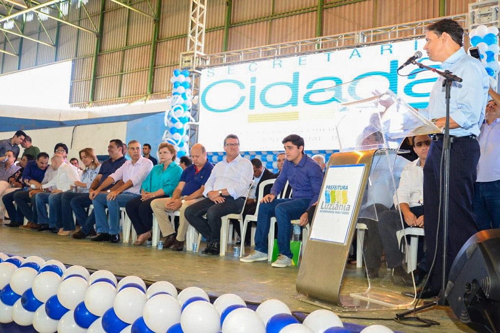 O deputado federal Thiago Peixoto (PSD) afirmou nesta quinta-feira, durante a entrega de benefícios pela administração estadual em Luziânia que o governador José Eliton começa bem o seu mandato ao priorizar área social e que sua gestão tem os olhos voltados para o futuro; em pronunciamento, o parlamentar afirmou ainda que o governador atua pautado pela "solidariedade e pelo carinho ao próximo"