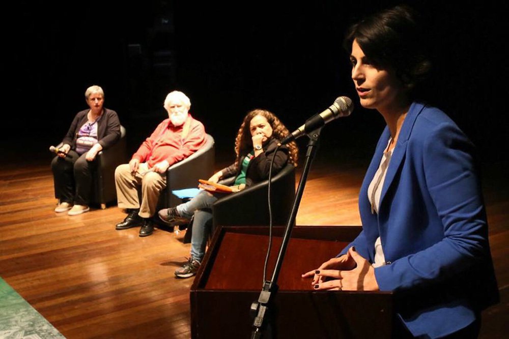 A pré-candidata do PCdoB à Presidência da República, Manuela d'Ávila, afirmou que a maior expressão do golpe que o Brasil vive é a prisão política do ex-presidente Lula, durante a aula pública com Leonardo Boff, na noite desta segunda-feira (14), em Porto Alegre; "Há dois anos dizíamos que o Brasil vive um golpe. Talvez nos equivocássemos ao afirmar que o golpe tinha acontecido. O golpe não aconteceu em um único ato, ele acontece cotidianamente no nosso país", explicou a pré-candidata