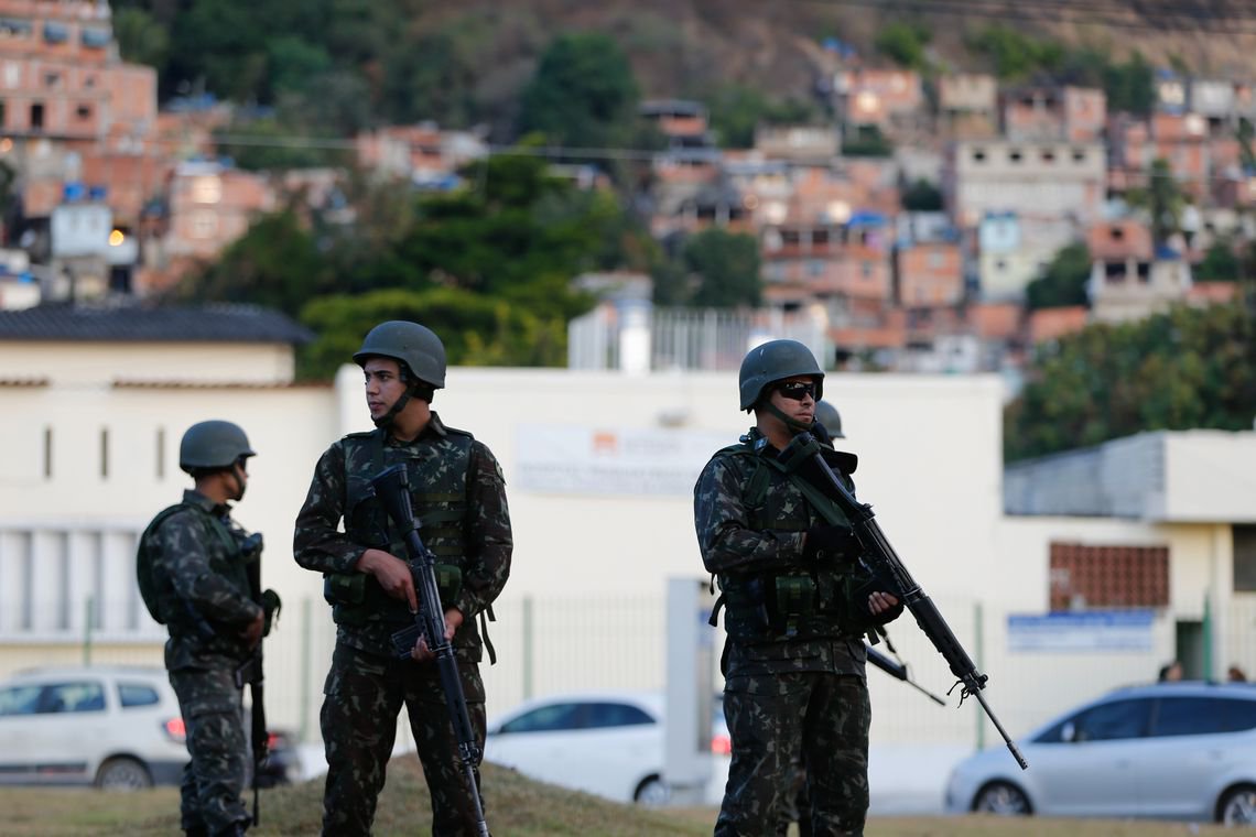 O chefe do tráfico na comunidade do Barão, na Praça Seca, zona oeste do Rio de Janeiro, Sérgio Luiz da Silva Junior, conhecido como Da Russa, foi morto na manhã deste sábado (19), no Complexo do Lins, na zona norte da cidade, durante operação conjunta das Forças Armadas e as polícias Civil e Militar. A ação foi deflagrada na noite de ontem (18); mais seis suspeitos morreram nos confrontos com policiais