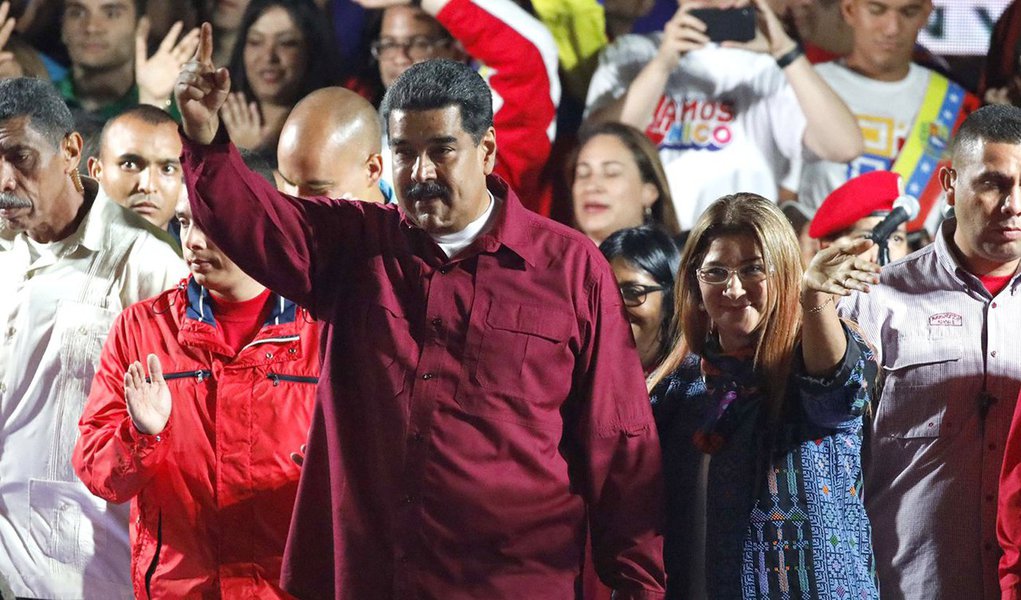 Com 92% dos votos apurados, o Conselho Nacional Eleitoral da Venezuela difundiu um boletim de apuração dando conta da tendência irreversível dos resultados; Nicolás Maduro foi reeleito com 5.823.728 votos; seu principal concorrente, Henri Falcon, alcançou 1.820.552 votos; a presidente do Conselho Nacional Eleitoral (CNE)da Venezuela, Tibisay Lucena, ressaltou que desde as primeiras horas deste domingo (20), o processo eleitoral transcorreu com tranquilidade em todo o país