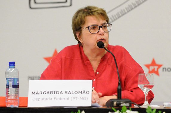 Ex-reitora da Universidade Federal de Juiz de Fora (UFJF), a deputada federal Margarida Salomão (PT-MG) teve uma ação pública por improbidade administrativa extinta; a acusação foi desconstruída pelo TCU, Ministério da Saúde e pelo MPF, que fez as acusações, mas reconheceu nas alegações finais que se tratou de um erro de avaliação contábil; ação foi considerada na sua totalidade inepta; veja vídeo