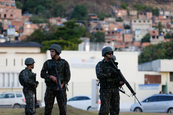 O chefe do tráfico na comunidade do Barão, na Praça Seca, zona oeste do Rio de Janeiro, Sérgio Luiz da Silva Junior, conhecido como Da Russa, foi morto na manhã deste sábado (19), no Complexo do Lins, na zona norte da cidade, durante operação conjunta das Forças Armadas e as polícias Civil e Militar. A ação foi deflagrada na noite de ontem (18); mais seis suspeitos morreram nos confrontos com policiais