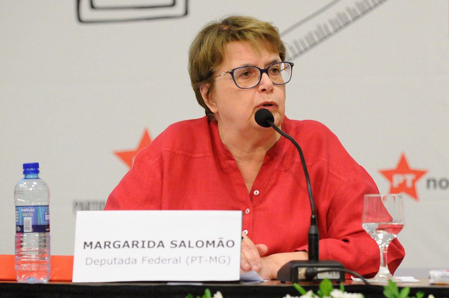 Ex-reitora da Universidade Federal de Juiz de Fora (UFJF), a deputada federal Margarida Salomão (PT-MG) teve uma ação pública por improbidade administrativa extinta; a acusação foi desconstruída pelo TCU, Ministério da Saúde e pelo MPF, que fez as acusações, mas reconheceu nas alegações finais que se tratou de um erro de avaliação contábil; ação foi considerada na sua totalidade inepta; veja vídeo